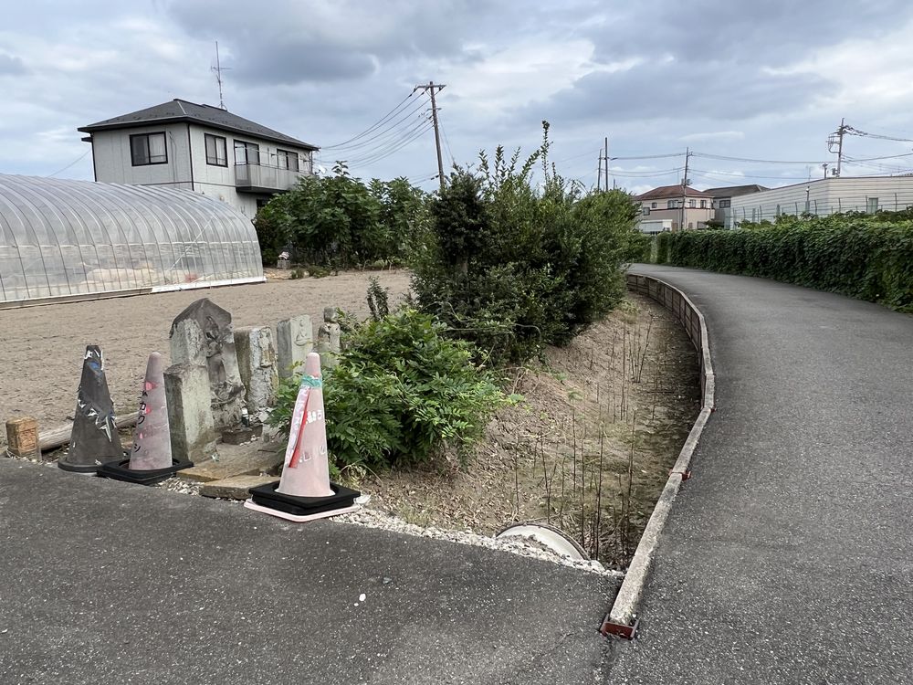 新方川沿いの石塔群｜越谷市三野宮