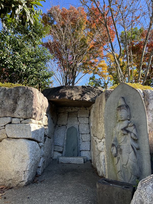 開山塚の石塔と板碑