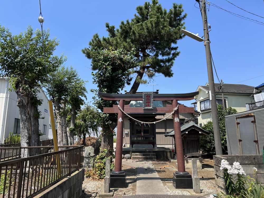 越谷市・大杉新田稲荷神社の石仏と几号付き測量標石を調査した。