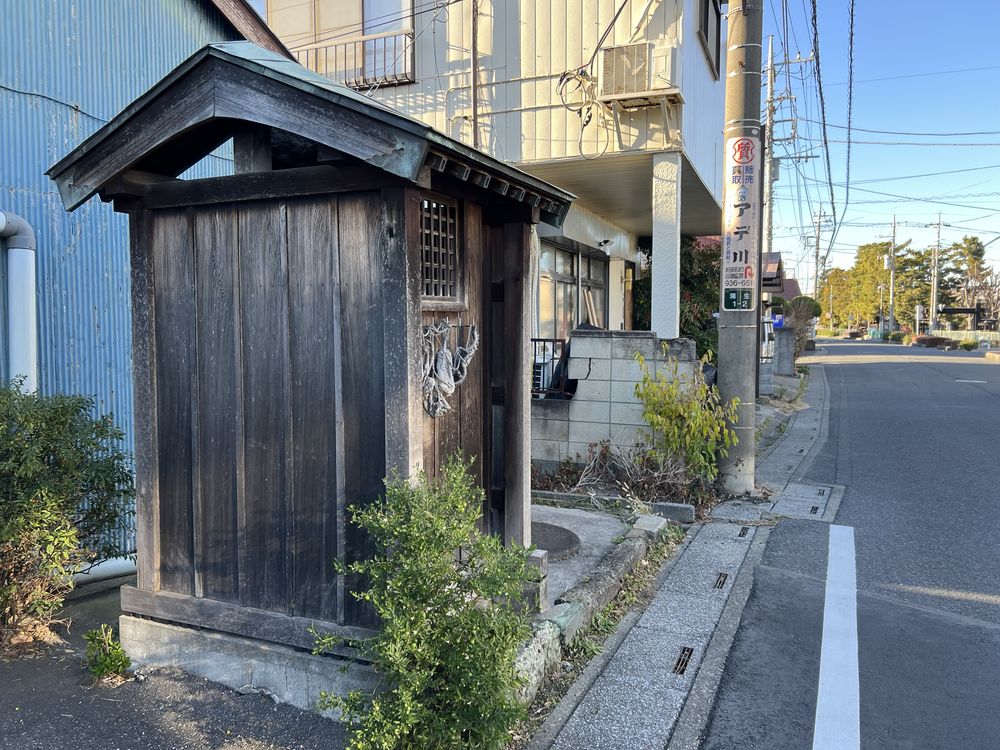 越谷市・蒲生茶屋通り砂利道供養塔上のぎょうだい様の正体は烏天狗だった