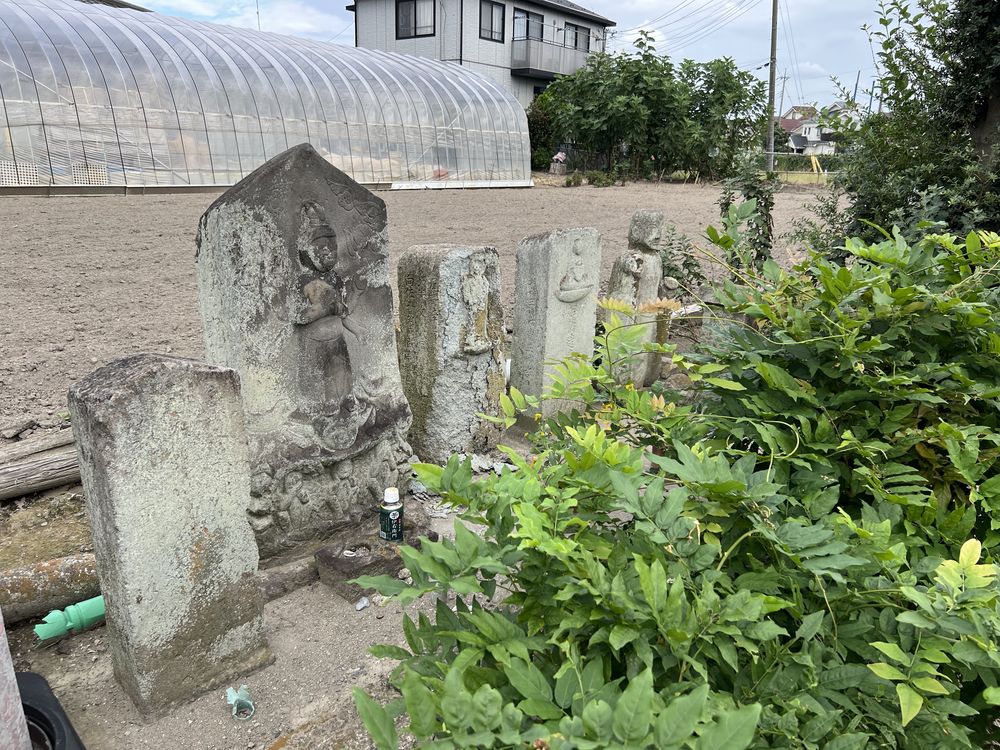 越谷市三野宮｜新方川沿いの石塔群