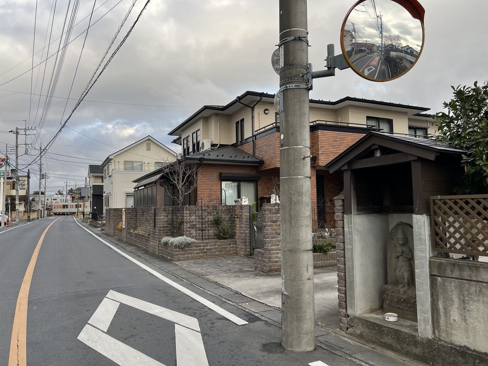 路傍の石仏｜越谷市大里の旧日光街道沿いにある青面金剛像庚申塔