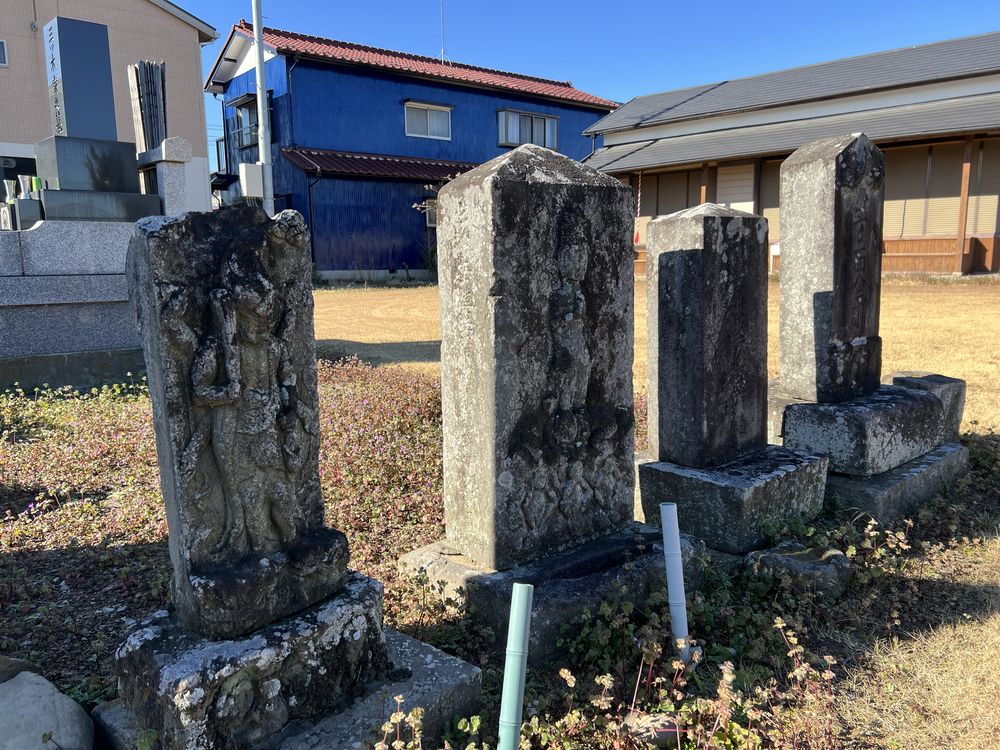 越谷市北後谷・根郷自治会館（光明院跡地）の庚申塔と供養塔