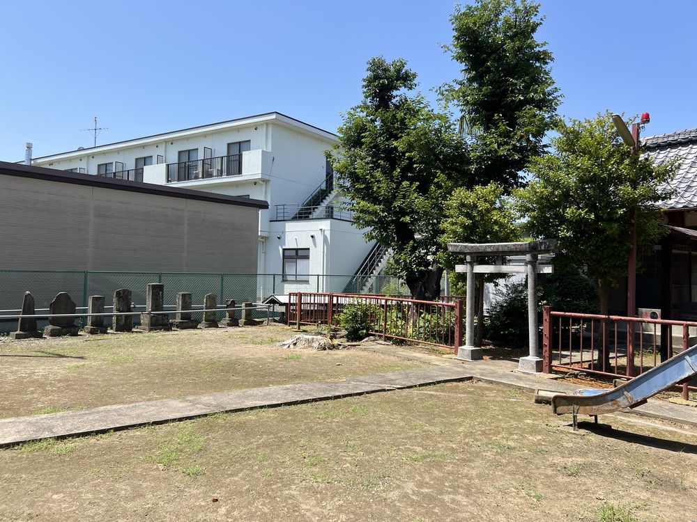 女帝神社の石塔群｜越谷市平方