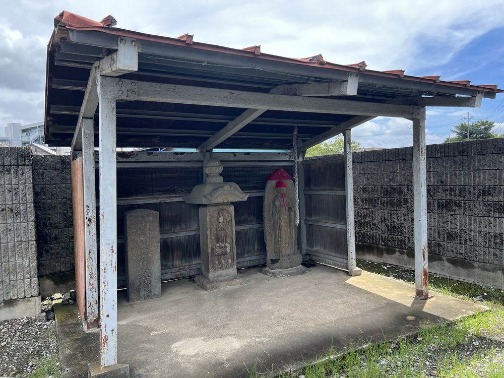 越谷市平方の南地蔵尊と二基の石塔（庚申塔・石橋供養塔）