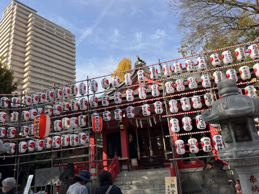 越谷市大沢香取神社のおかめ市(香取市)で揚げ餅とガラポンに大興奮