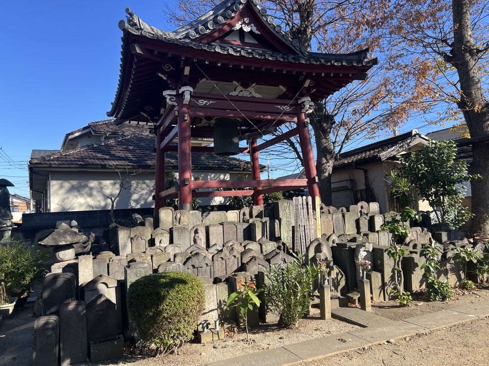 大沢宿の影の歴史:越谷市大沢照光院の無縁塚に眠る「飯盛女」の実像