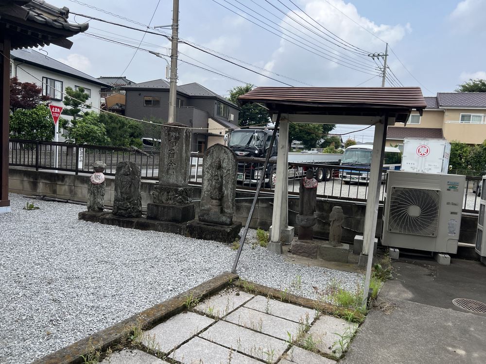 高畑稲荷神社の石仏｜越谷市東大沢