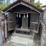 青面金剛像庚申塔が安置されている小祠 青面金剛像庚申塔が安置されている小祠