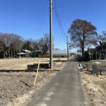 田んぼ道と石塔 田んぼ道と石塔